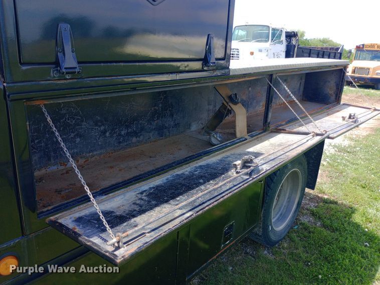 image for item DQ7139 2003 GMC C4500 flatbed truck