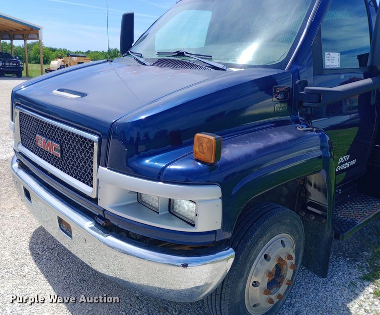 image for item DQ7139 2003 GMC C4500 flatbed truck