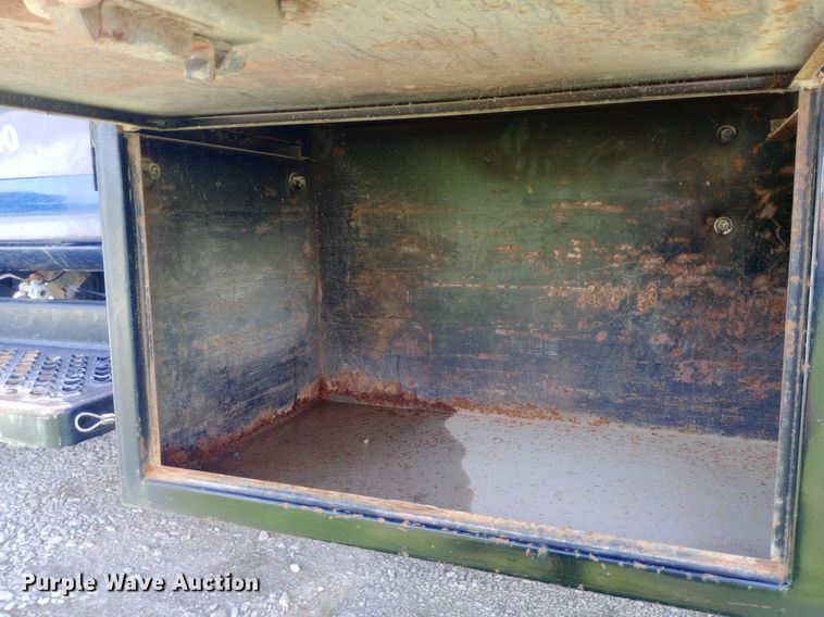 image for item DQ7139 2003 GMC C4500 flatbed truck