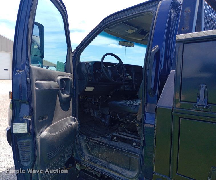 image for item DQ7139 2003 GMC C4500 flatbed truck