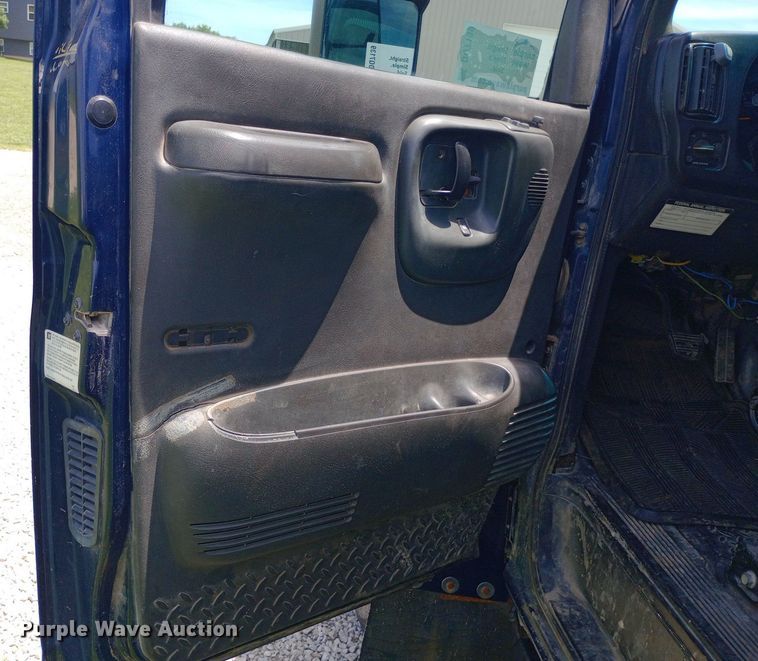 image for item DQ7139 2003 GMC C4500 flatbed truck