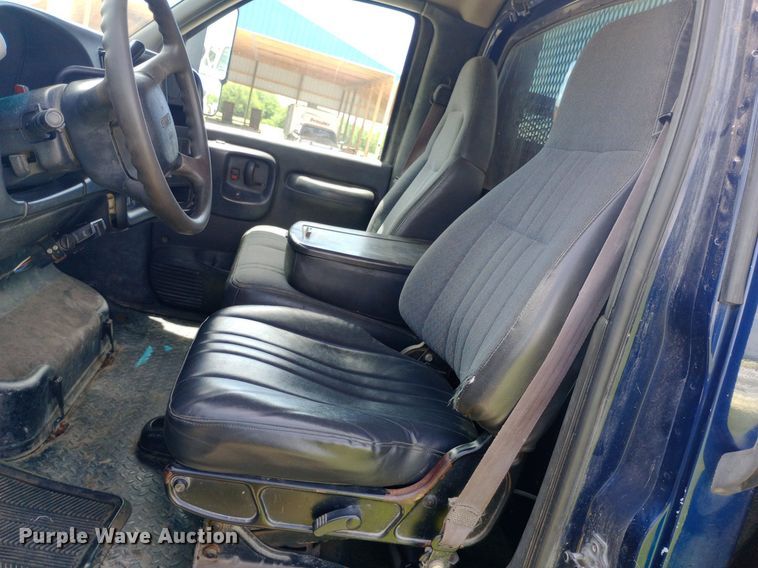 image for item DQ7139 2003 GMC C4500 flatbed truck