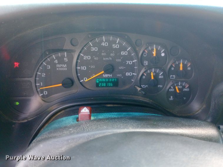 image for item DQ7139 2003 GMC C4500 flatbed truck