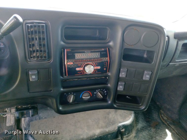 image for item DQ7139 2003 GMC C4500 flatbed truck