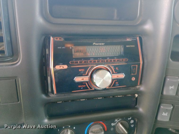 image for item DQ7139 2003 GMC C4500 flatbed truck