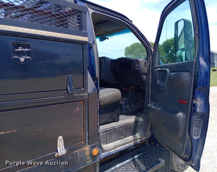 image for item DQ7139 2003 GMC C4500 flatbed truck