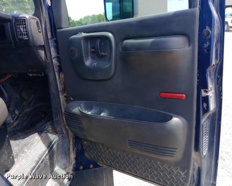 image for item DQ7139 2003 GMC C4500 flatbed truck