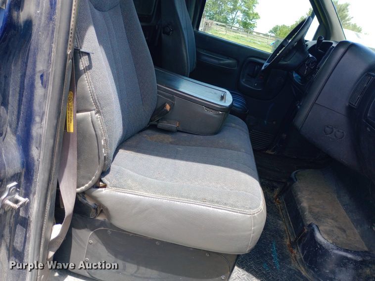 image for item DQ7139 2003 GMC C4500 flatbed truck