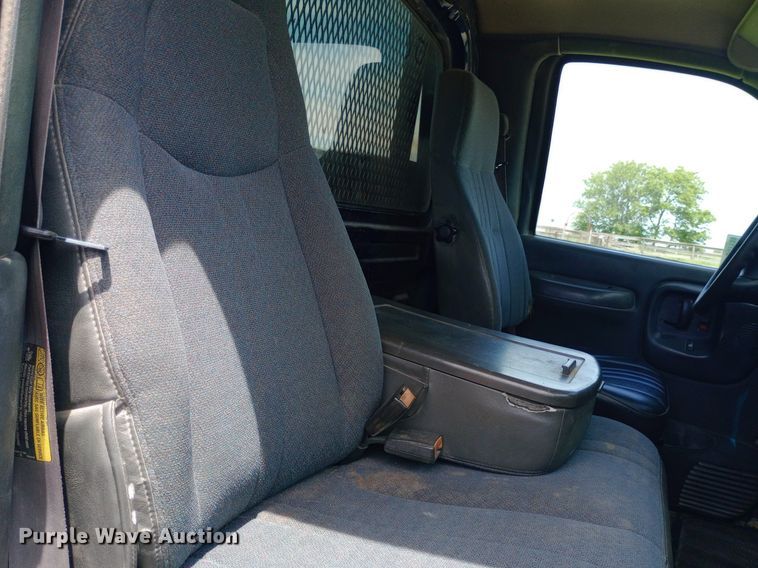 image for item DQ7139 2003 GMC C4500 flatbed truck