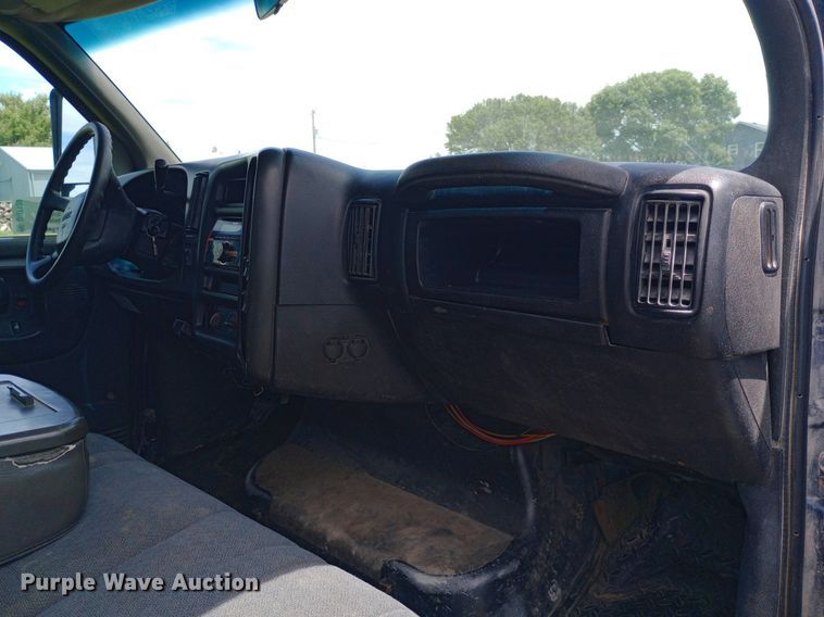 image for item DQ7139 2003 GMC C4500 flatbed truck