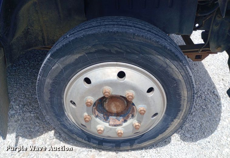 image for item DQ7139 2003 GMC C4500 flatbed truck