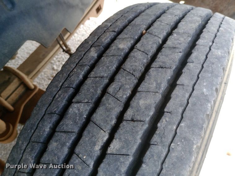 image for item DQ7139 2003 GMC C4500 flatbed truck