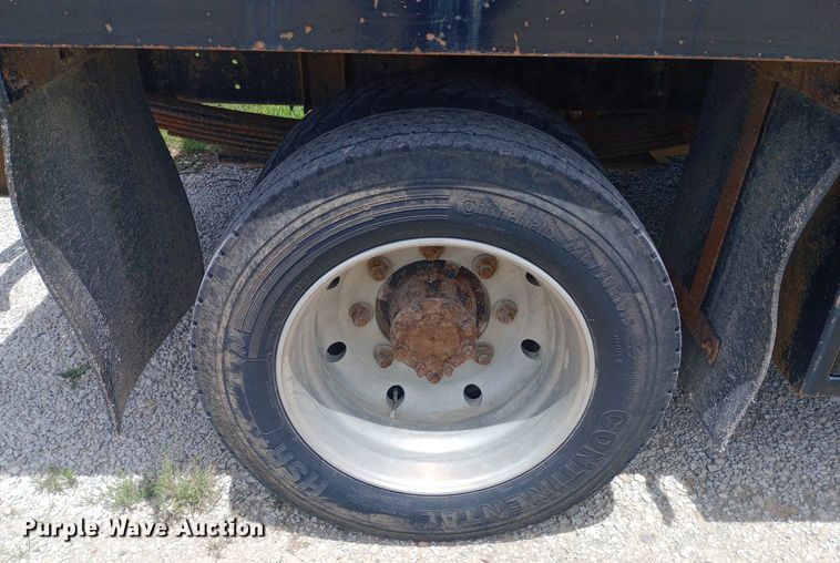 image for item DQ7139 2003 GMC C4500 flatbed truck