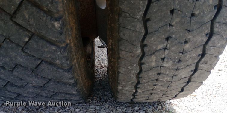 image for item DQ7139 2003 GMC C4500 flatbed truck