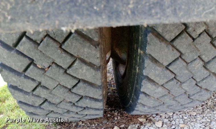 image for item DQ7139 2003 GMC C4500 flatbed truck