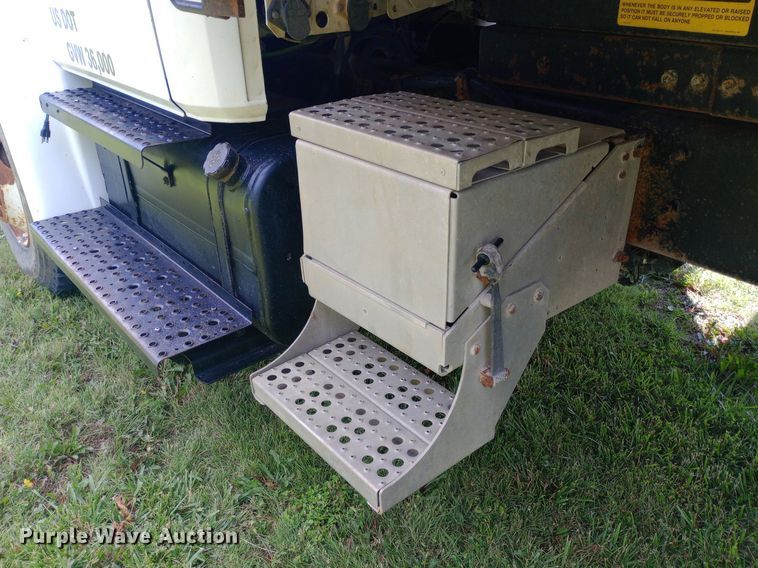 image for item DQ7140 1999 Freightliner  FL80 dump truck