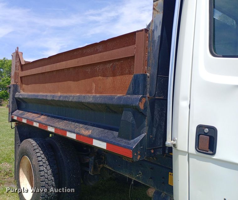 image for item DQ7140 1999 Freightliner  FL80 dump truck