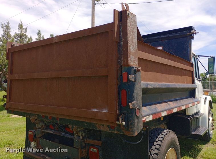 image for item DQ7140 1999 Freightliner  FL80 dump truck