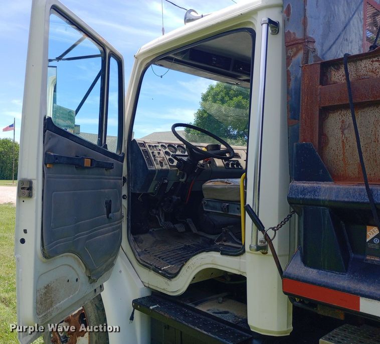 image for item DQ7140 1999 Freightliner  FL80 dump truck