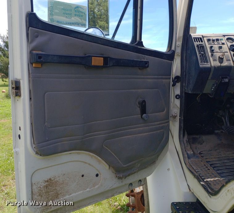 image for item DQ7140 1999 Freightliner  FL80 dump truck