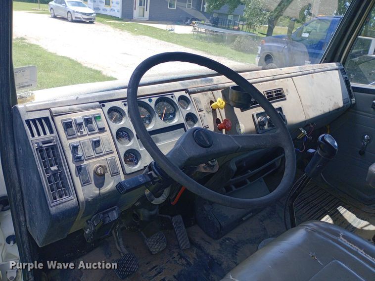 image for item DQ7140 1999 Freightliner  FL80 dump truck