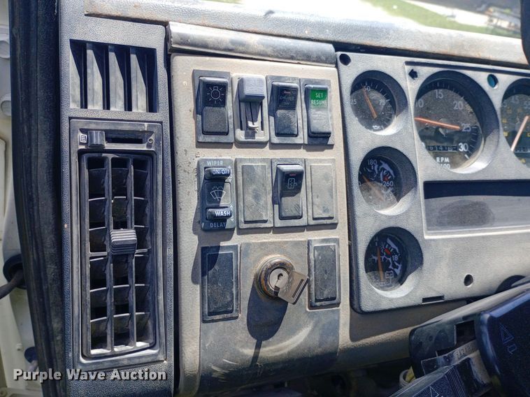 image for item DQ7140 1999 Freightliner  FL80 dump truck