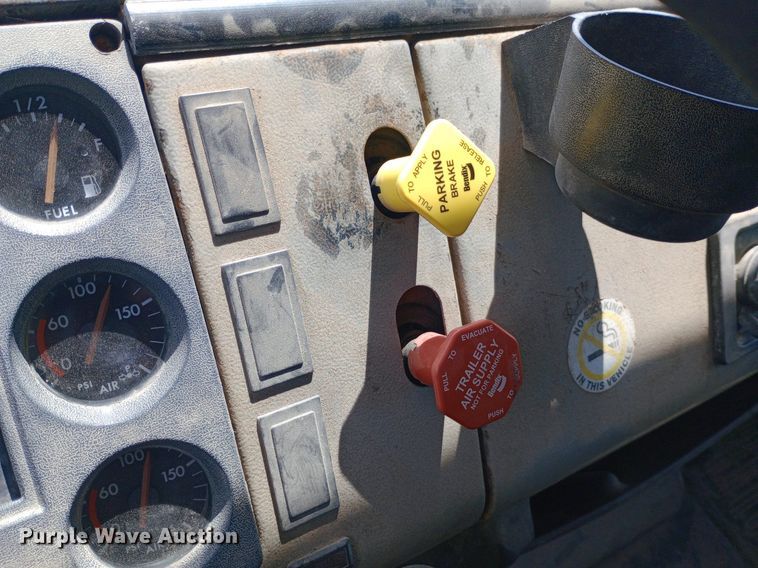 image for item DQ7140 1999 Freightliner  FL80 dump truck