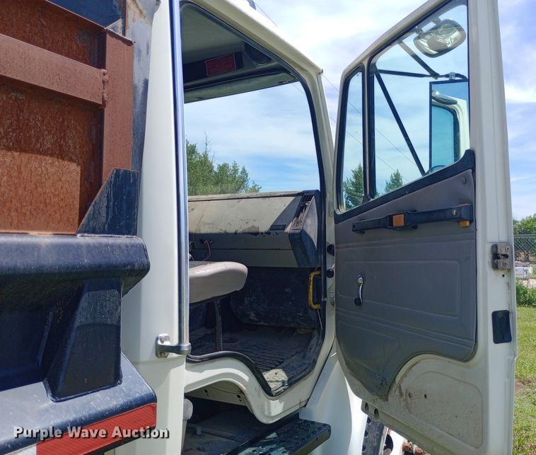 image for item DQ7140 1999 Freightliner  FL80 dump truck