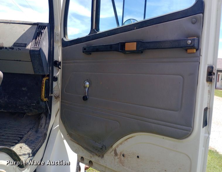 image for item DQ7140 1999 Freightliner  FL80 dump truck