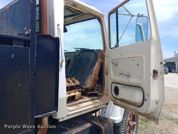 image for item DQ7143 1980 Ford 7000 dump truck