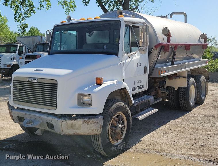 image for item DR8015 2001 Freightliner FL80 water truck