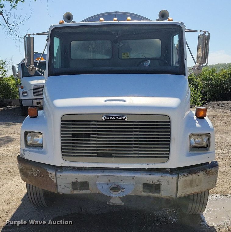 image for item DR8015 2001 Freightliner FL80 water truck
