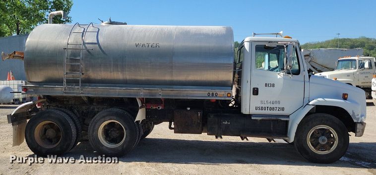 image for item DR8015 2001 Freightliner FL80 water truck