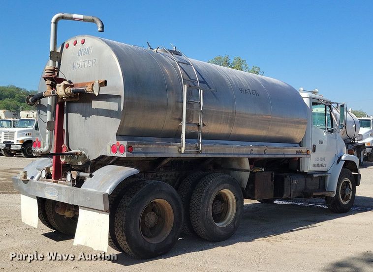 image for item DR8015 2001 Freightliner FL80 water truck