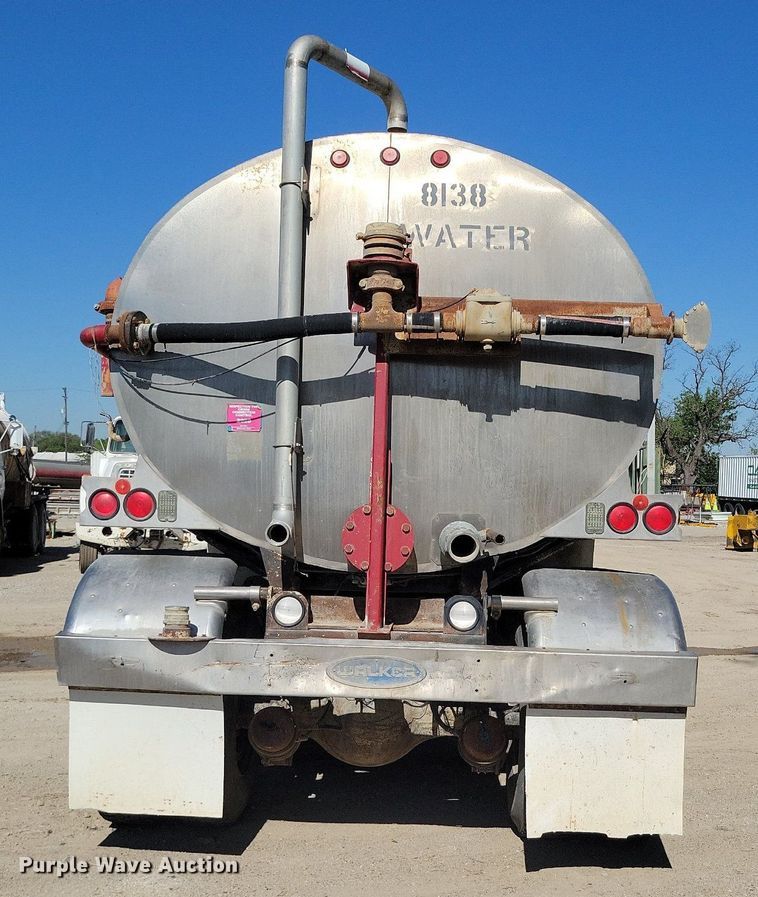 image for item DR8015 2001 Freightliner FL80 water truck