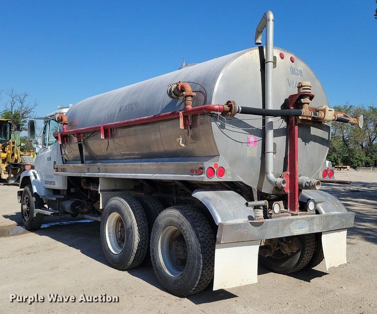 image for item DR8015 2001 Freightliner FL80 water truck