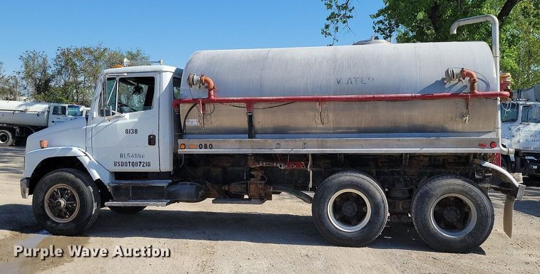 image for item DR8015 2001 Freightliner FL80 water truck