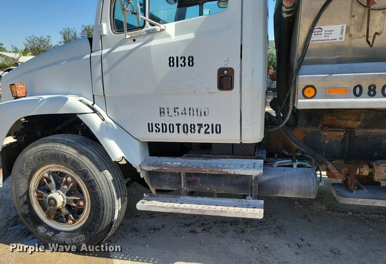 image for item DR8015 2001 Freightliner FL80 water truck