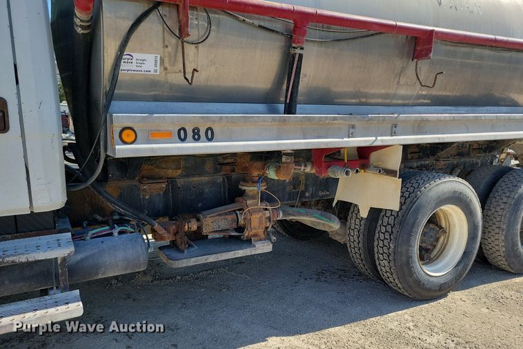 image for item DR8015 2001 Freightliner FL80 water truck