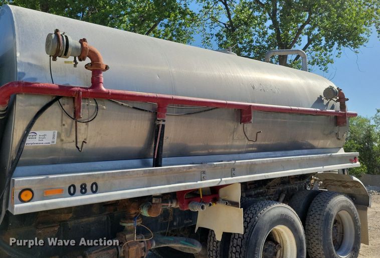 image for item DR8015 2001 Freightliner FL80 water truck