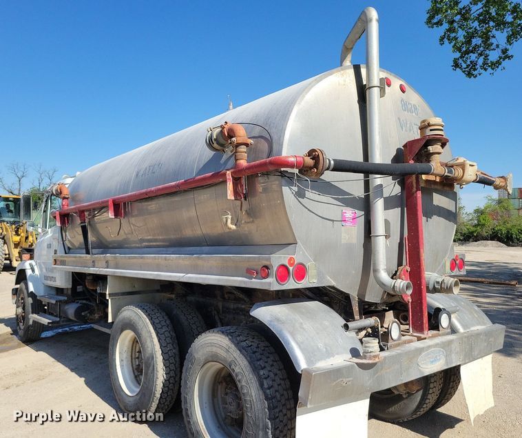 image for item DR8015 2001 Freightliner FL80 water truck