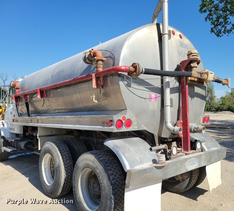 image for item DR8015 2001 Freightliner FL80 water truck