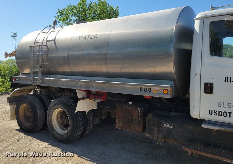 image for item DR8015 2001 Freightliner FL80 water truck