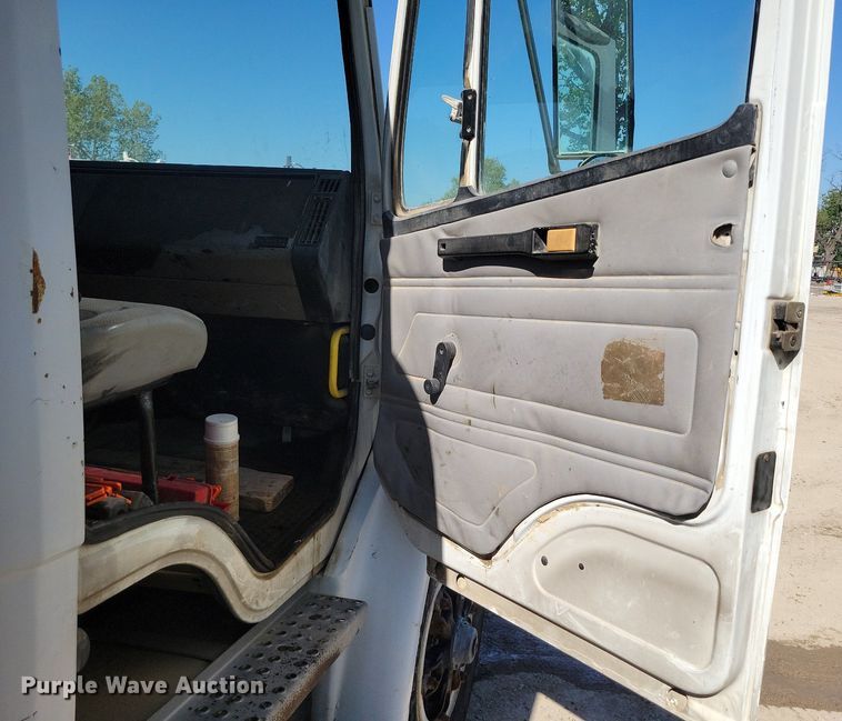 image for item DR8015 2001 Freightliner FL80 water truck