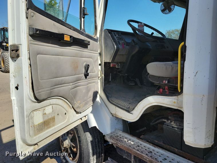 image for item DR8015 2001 Freightliner FL80 water truck