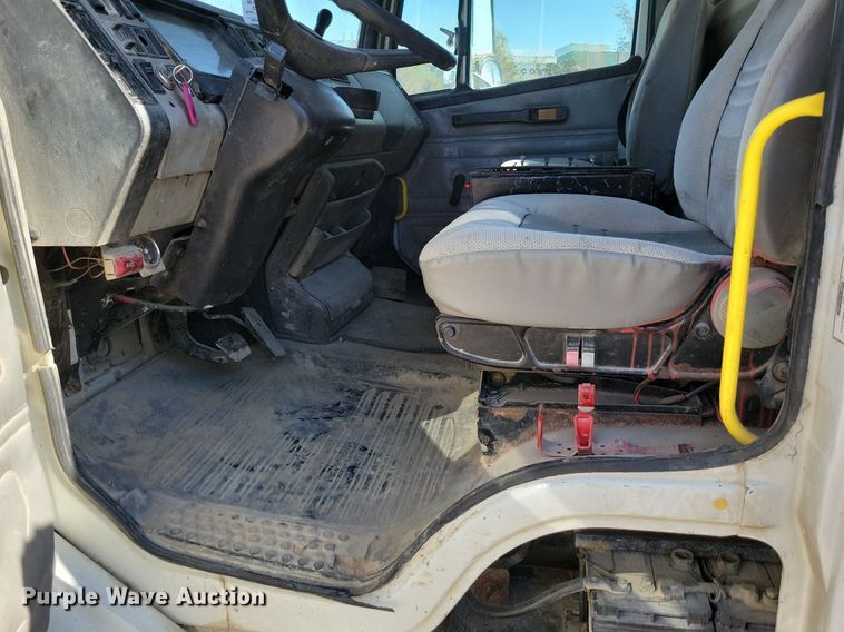 image for item DR8015 2001 Freightliner FL80 water truck