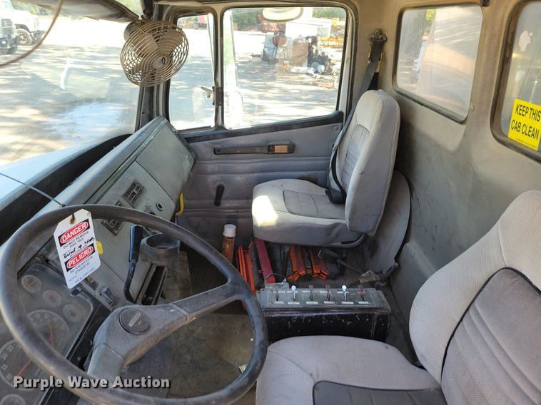 image for item DR8015 2001 Freightliner FL80 water truck