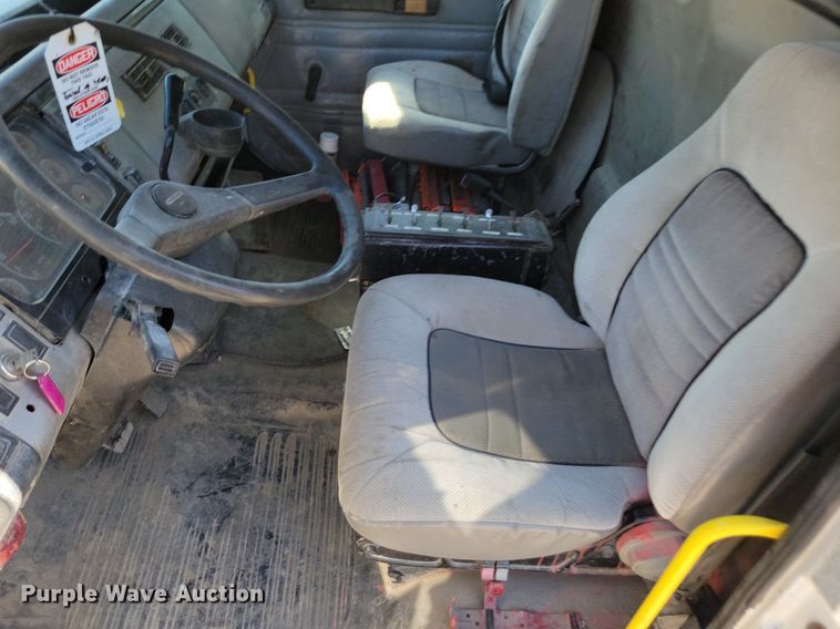 image for item DR8015 2001 Freightliner FL80 water truck