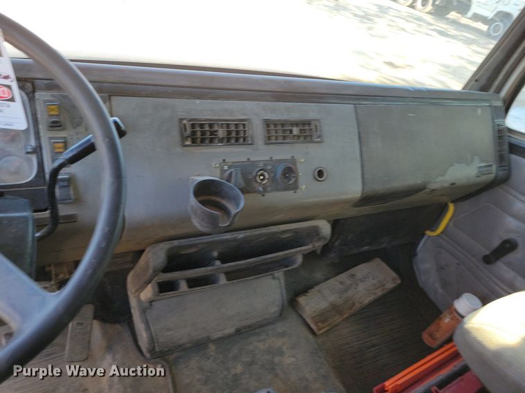 image for item DR8015 2001 Freightliner FL80 water truck