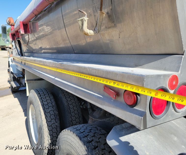 image for item DR8015 2001 Freightliner FL80 water truck